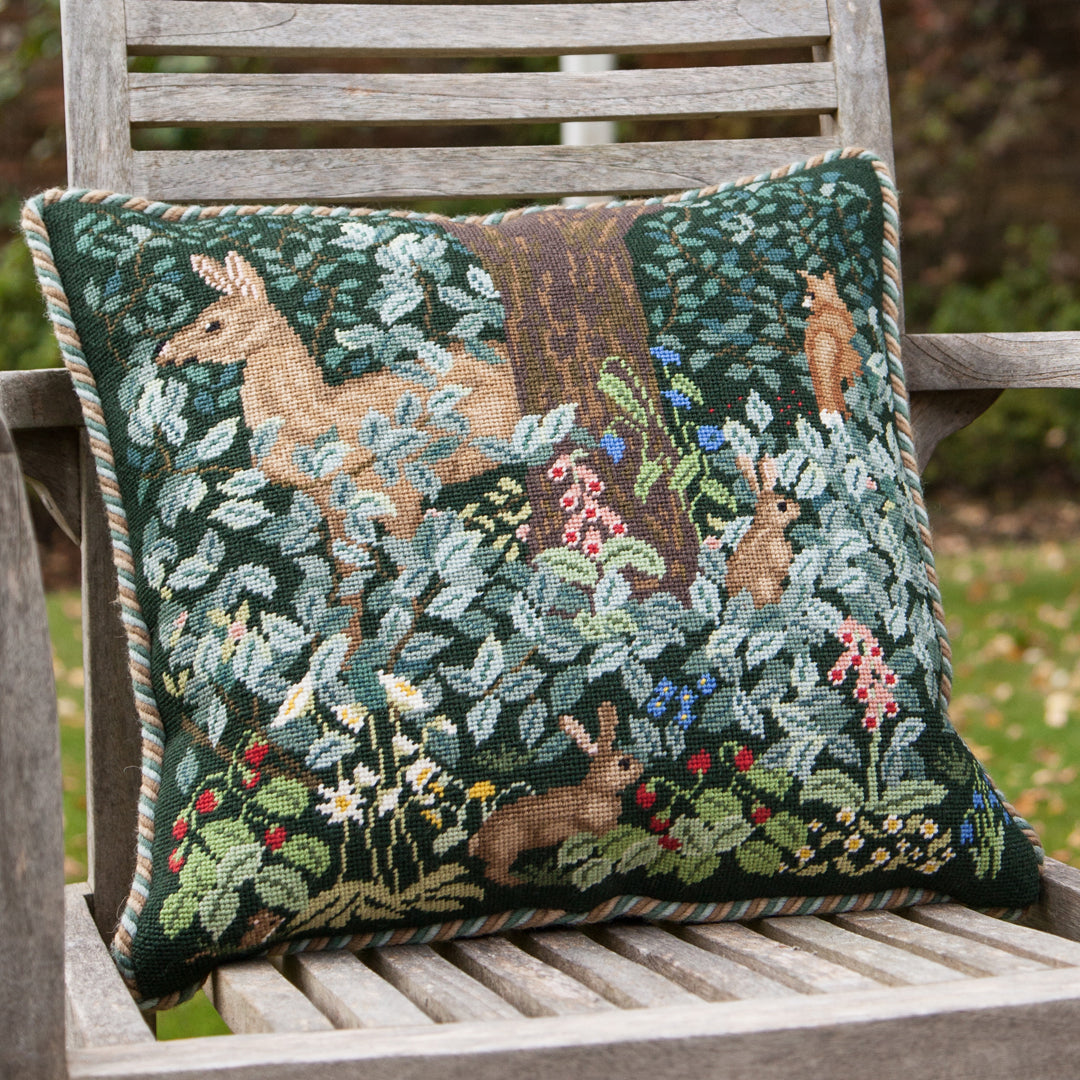 Heirloom Needlepoint Collection クッション Woodland Cushion (dark background)